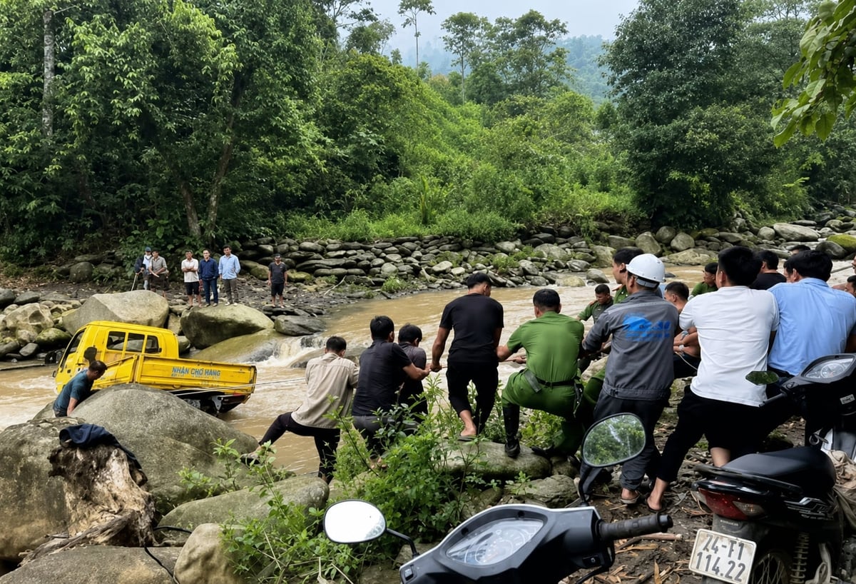 Công an xã Ngũ Chỉ Sơn huy động cán bộ, chiến sĩ phối hợp với nhân dân địa phương thực hiện cứu hộ chiếc xe giữa dòng suối lũ. Ảnh: Công an xã Ngũ Chỉ Sơn.