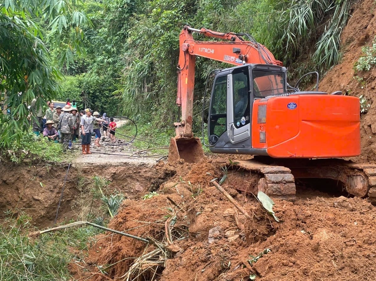 Xử lý sạt lở, mở đường lên bản du lịch Phiêng Phàng trong sáng 30/6. Ảnh: Ngọc Tú.