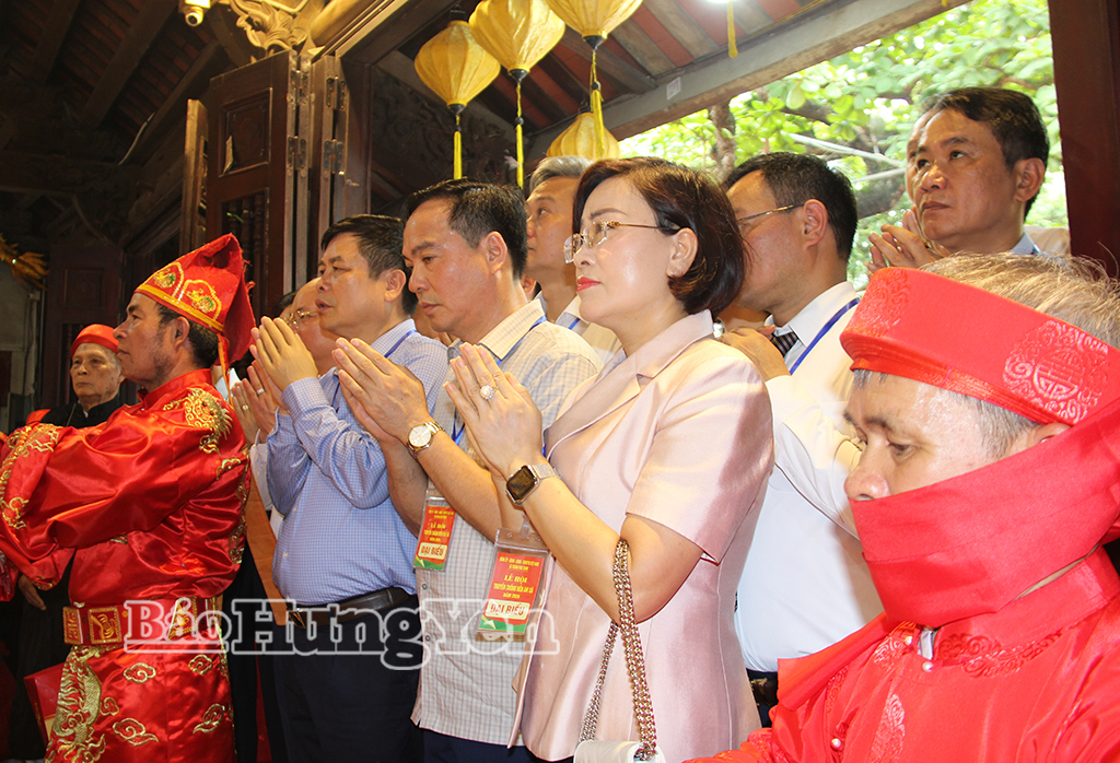 Các đại biểu thành kính dâng hương tại đền An Xá.