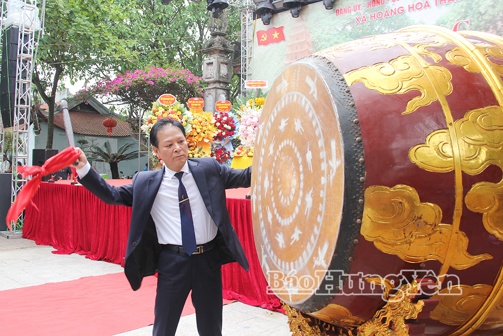 Lãnh đạo xã Hoàng Hoa Thám thực hiện nghi thức đánh trống khai hội.
