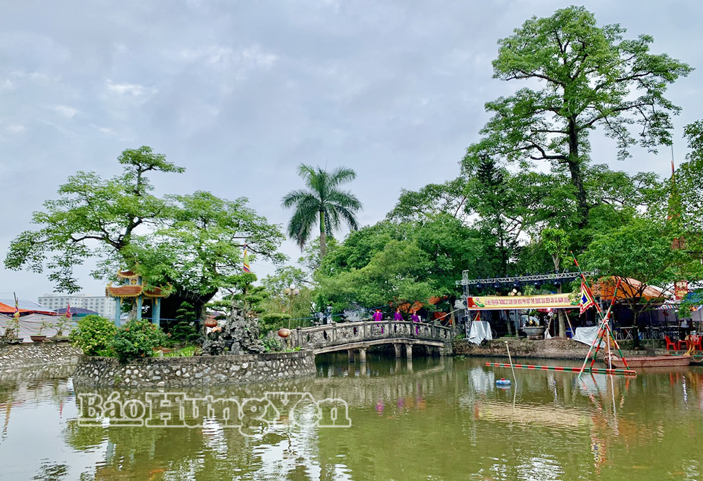 Đền An Xá được bao quanh bởi hồ nước trong xanh in bóng những cây cổ thụ.