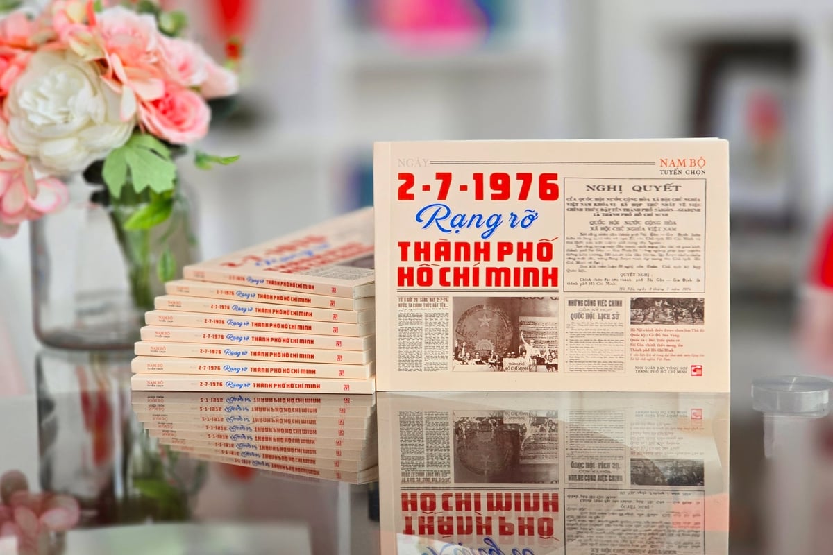 Cuốn sách 104 trang, khổ bỏ túi, tái hiện các dấu mốc lịch sử 1946 - 1976 - 2026 gắn với hành trình thành phố mang tên Bác. Ảnh: Mỹ Quỳnh.