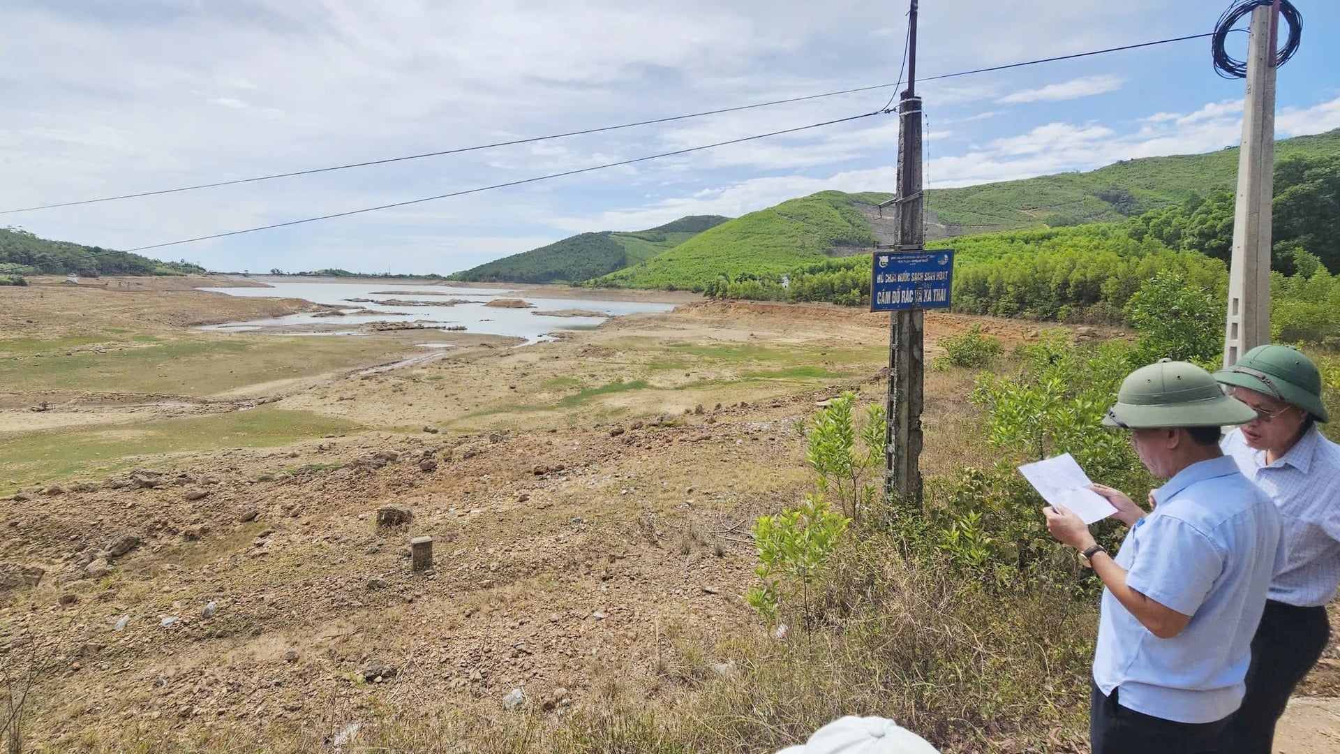 Waduk irigasi Đầu Ngọn pada dasarnya kering. Foto: Tâm Phùng. Hồ thủy lợi Đầu Ngọn cơ bản đã cạn nước. Ảnh: Tâm Phùng.