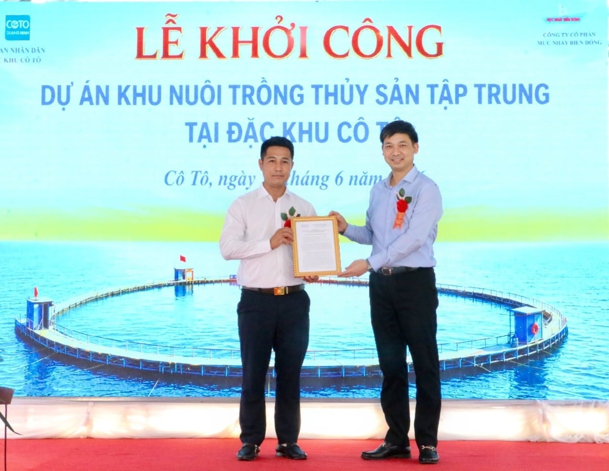 Phó Chủ tịch UBND tỉnh Quảng Ninh Nguyễn Văn Công (bên phải) trao Quyết định giao khu vực biển cho Công ty Mực nhảy Biển Đông. Ảnh: Nguyễn Thành.