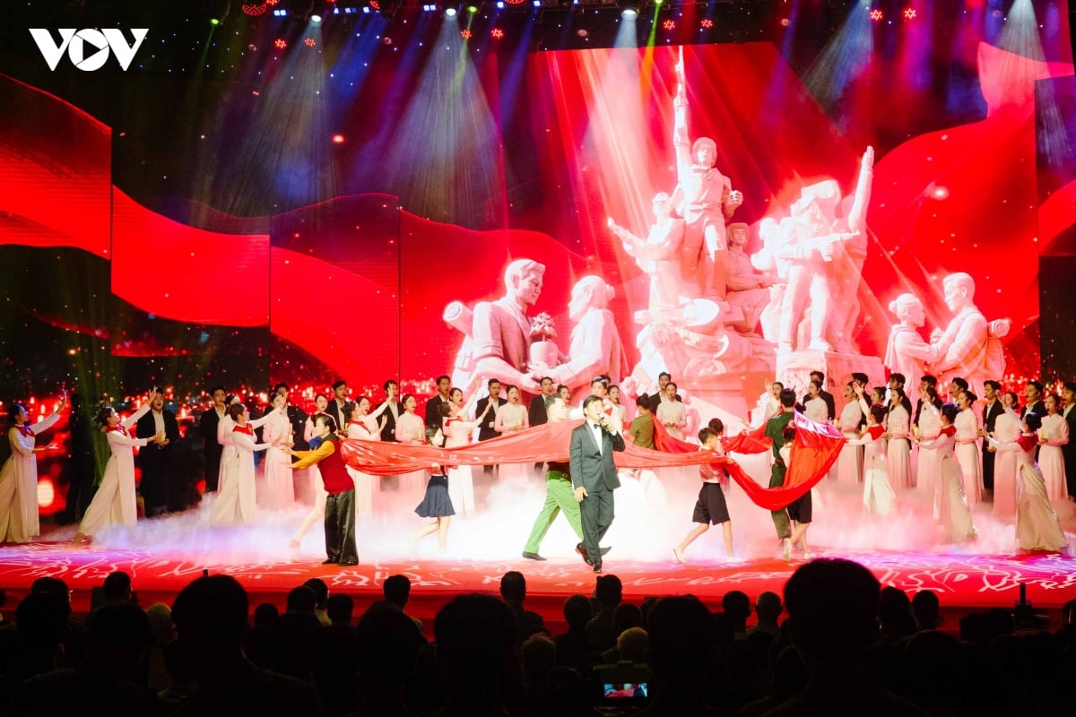 Folkets kunstner Ta Minh Tam åbnede sammen med koret og dansegruppen programmet med sangen 