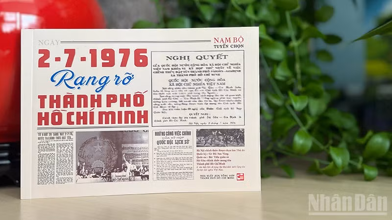 Obálka knihy „2. července 1976: Slavné město Ho Či Minovo“. (Foto: LINH BAO)