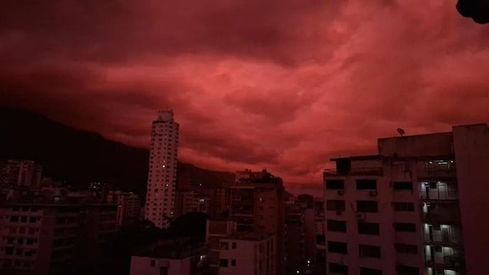 地震の惨禍の中、ベネズエラの空は真っ赤に染まった。