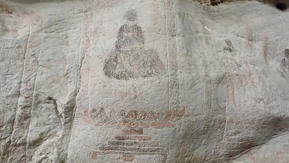 宁平：悬崖峭壁上雕刻着独特的古代岩画，描绘了十八罗汉像。