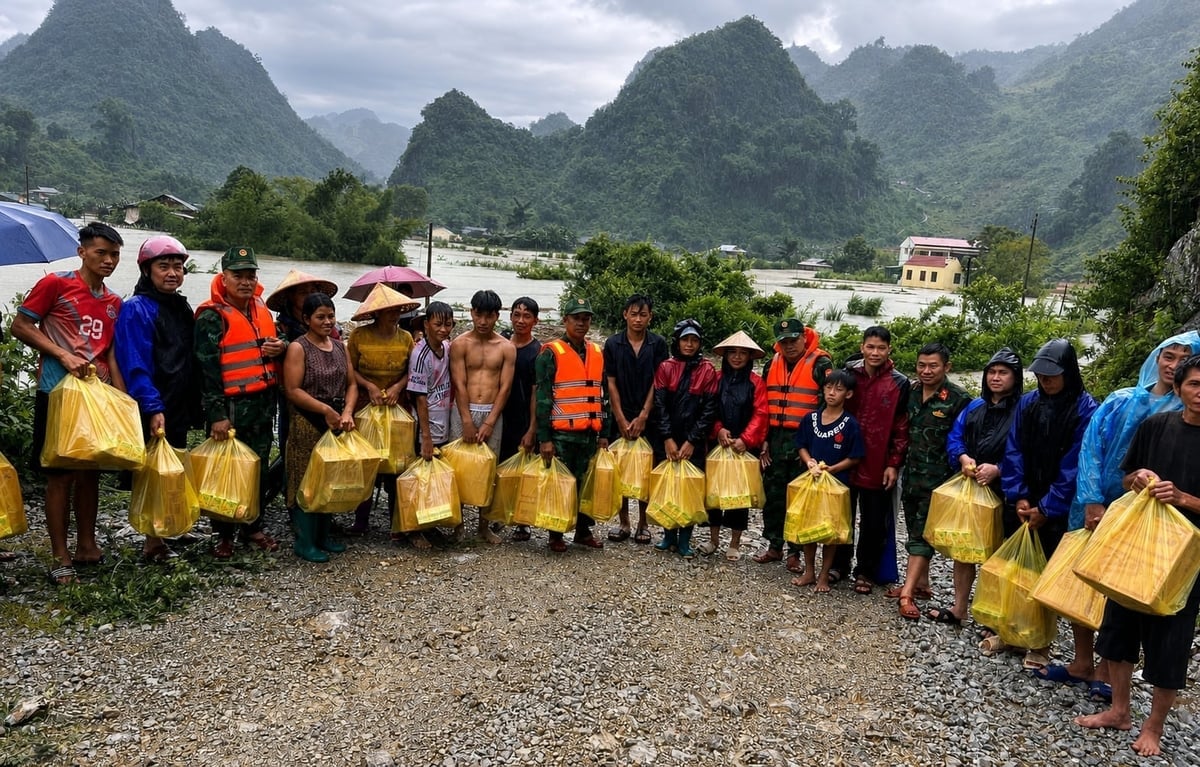 Die Grenzschutzstation Can Yen mobilisierte Beamte und Soldaten, um den Menschen in den Überschwemmungsgebieten zu helfen und den Anwohnern Geschenke zu überreichen. Foto: HT. Đồn Biên phòng Cần Yên huy động cán bộ, chiến sĩ giúp người dân vùng ngập và tặng quà cho người dân. Ảnh: HT.