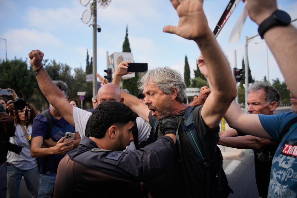 Politiet sprer demonstranter under en marsj for å markere 1000 dager siden Hamas-ledede angrep på Israel 7. oktober 2023 i Jerusalem, Israel, 2. juli 2026. Foto: AP