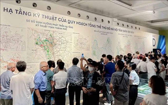 Mnoho obyvatel Hanoje má zájem seznámit se s územním plánem města Hanoje s vizí na 100 let. (Ilustrační foto: Quoc Khanh/TTXVN) Đông đảo người dân Hà Nội quan tâm đến xem quy hoạch Hà Nội tầm nhìn 100 năm. Ảnh minh họa: Quốc Khánh/TTXVN