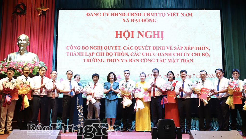 Wakil-wakil Jawatankuasa Barisan Tanah Air Vietnam komune Dai Dong membentangkan keputusan tersebut kepada ketua-ketua jawatankuasa kerja Barisan Tanah Air di kampung-kampung selepas penyusunan semula.
