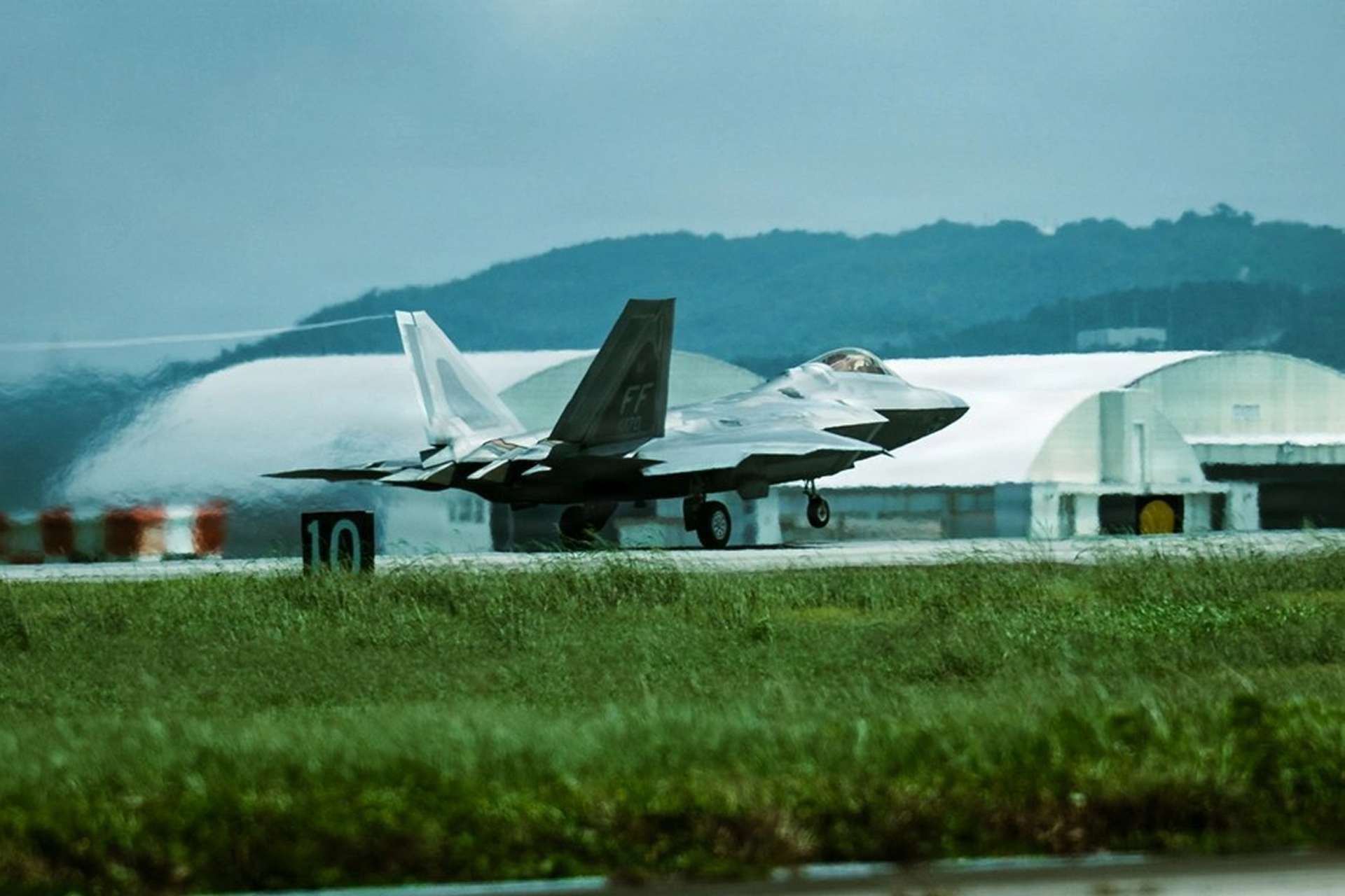 嘉手納基地におけるF-22戦闘機の優位性を維持するための戦略と