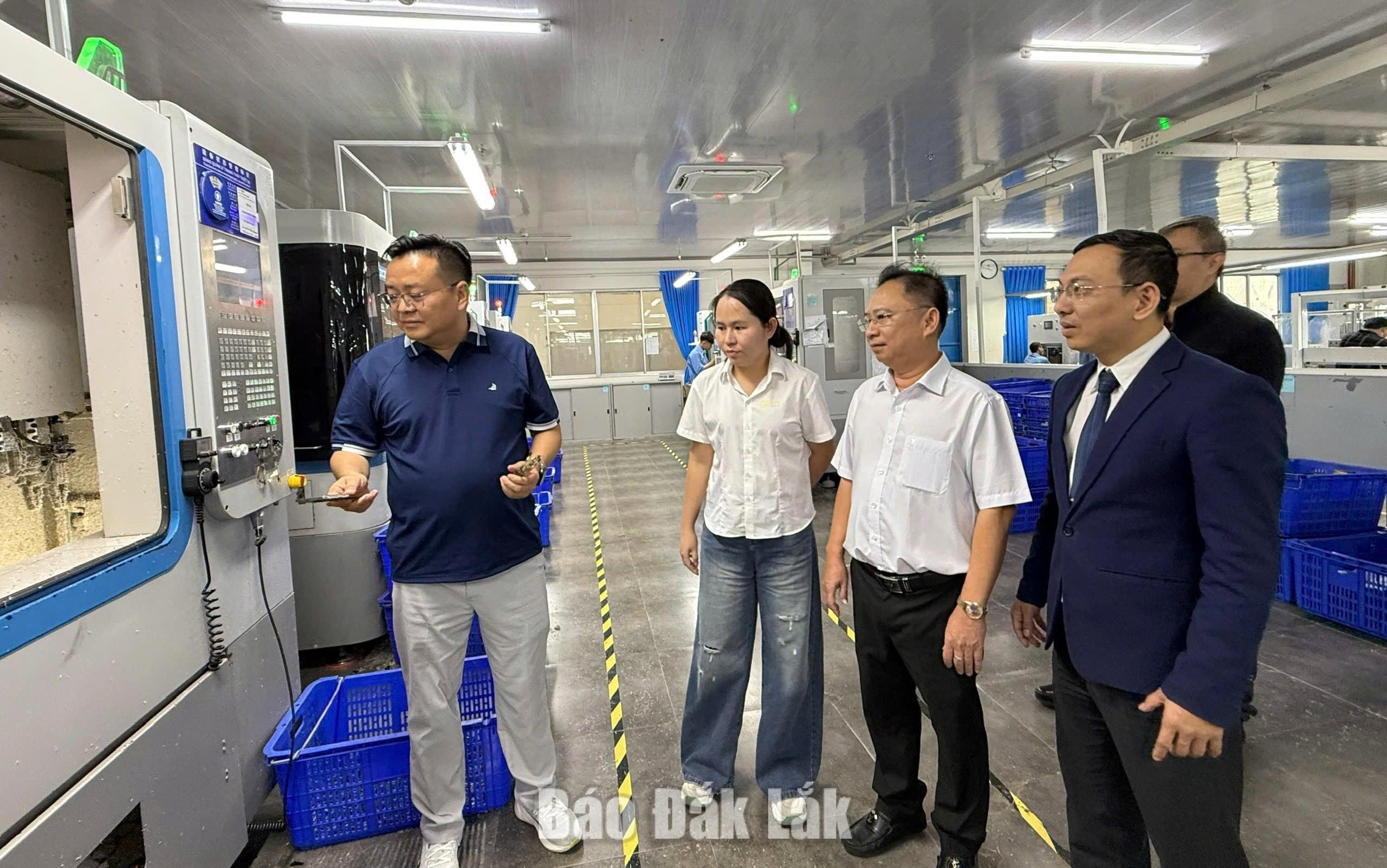 Đoàn công tác do Liên hiệp các tổ chức hữu nghị tỉnh Đắk Lắk tổ chức đã đến thăm và làm việc với nhà máy sản xuất của Công ty TNHH Concept Eye Wear Manufacture Việt Nam (doanh nghiệp 100% vốn đầu tư nước ngoài (FDI) từ Trung Quốc và Nhật Bản) tại Khu công nghiệp Hòa Hiệp. Ảnh: CTV