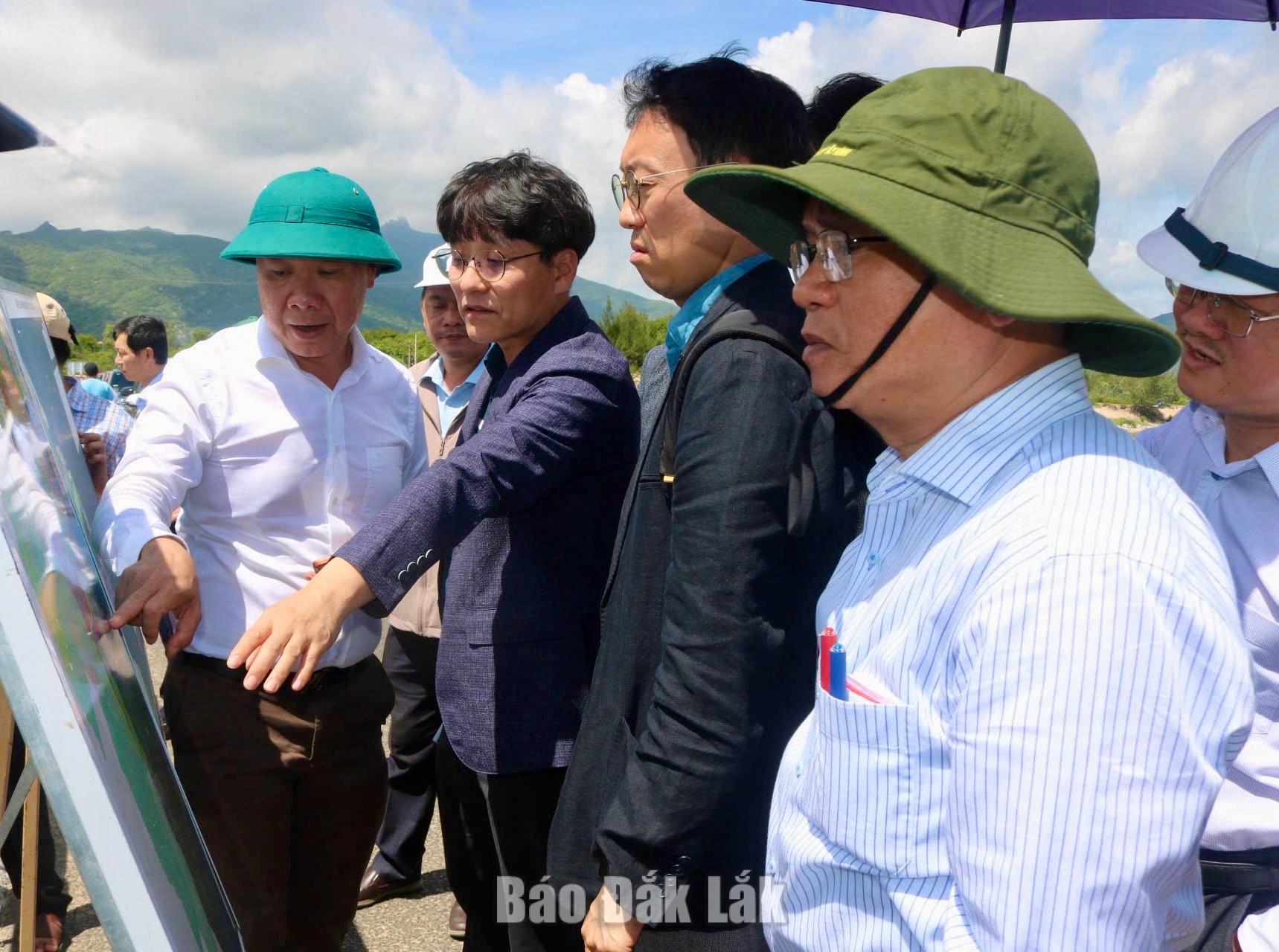 Nhà đầu tư nước ngoài khảo sát tại Khu kinh tế Nam Phú Yên. Ảnh: N.Than