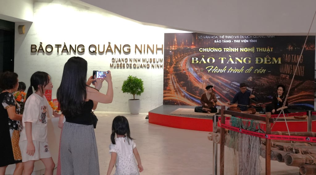 Im Quang Ninh Museum erleben die Besucher den kulturellen Raum der traditionellen Musik.
