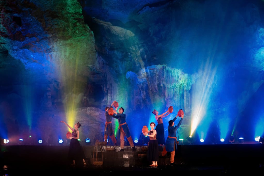 Die Show zeichnet sich durch eine einzigartige Open-Air-Bühnenkulisse aus.