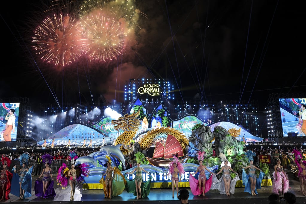 Das Eröffnungsprogramm mit Kunstveranstaltungen zum Ha Long Karneval löste eine starke Tourismuswelle aus.