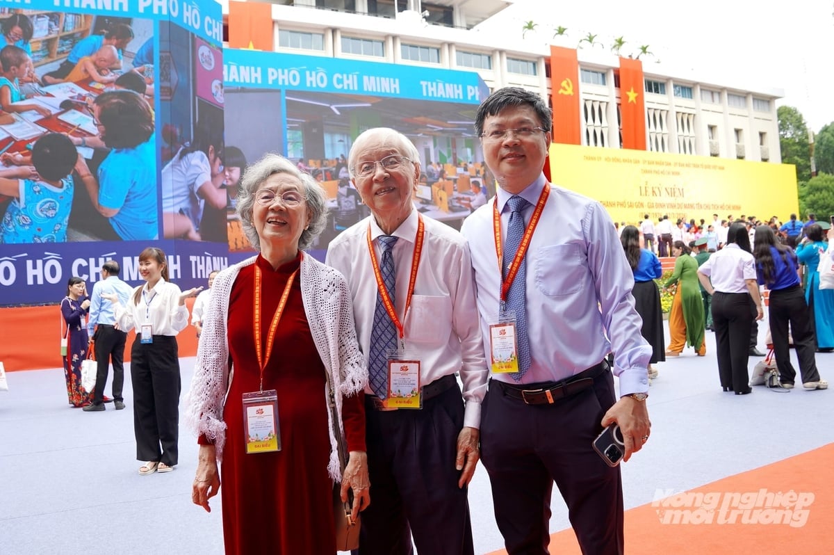 A família do Sr. Pham Chanh Truc na cerimônia que comemorou o 50º aniversário da cidade de Saigon - Gia Dinh - ter sido nomeada em homenagem ao Presidente Ho Chi Minh, na manhã de 2 de julho. Foto: Nguyen Thuy. Gia đình ông Phạm Chánh Trực tại Lễ kỷ niệm 50 năm thành phố Sài Gòn - Gia Định mang tên Bác, sáng 2/7. Ảnh: Nguyễn Thủy.