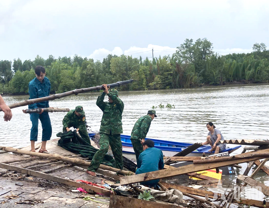 Penjaga Perbatasan Provinsi Ca Mau: Memberikan bantuan kepada warga yang rumahnya rusak akibat tanah longsor.