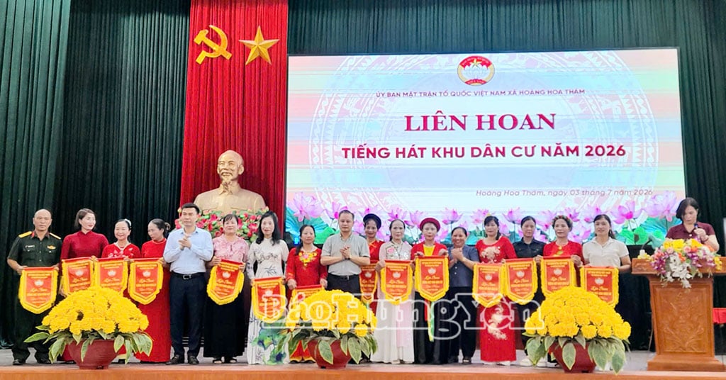 Lãnh đạo xã Hoàng Hoa Thám tặng cờ lưu niệm cho các đơn vị tham gia liên hoan.