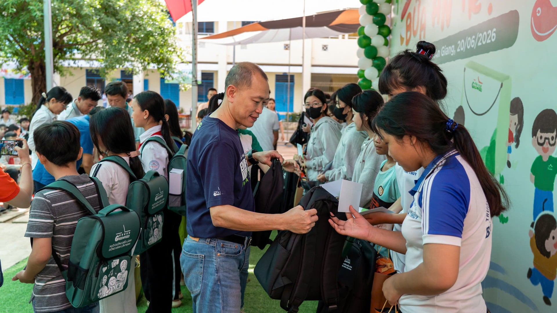 Đại diện Greenfeed trao tay những phần quà đến các em học sinh trường THCS Bình Thủy (An Giang). Ảnh: Greenfeed.&nbsp;