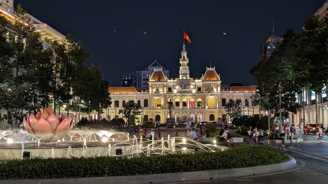 Gallery - Ho Chi Minh City is a kaleidoscope of colors when night falls. - image 2