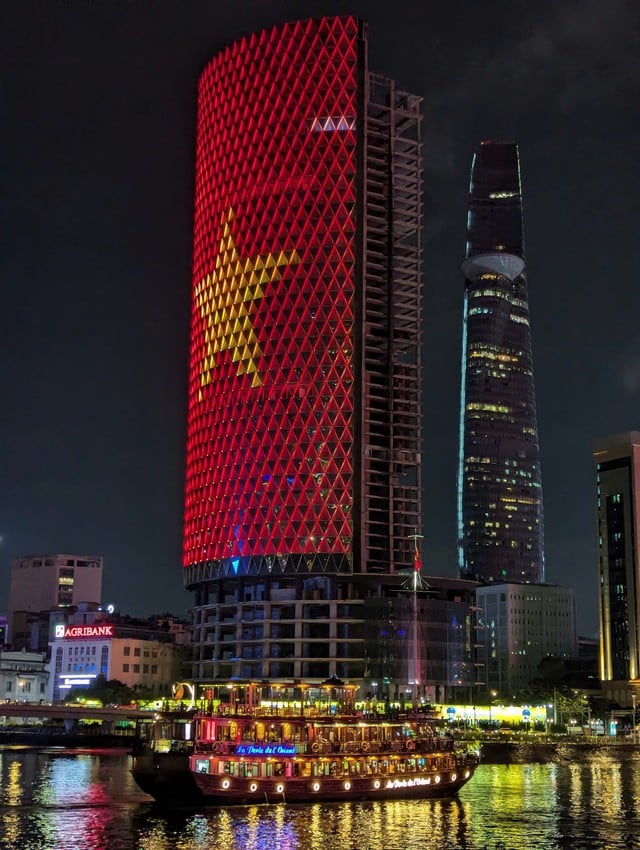 Gallery - Ho Chi Minh City is a kaleidoscope of colors when night falls. - image 3