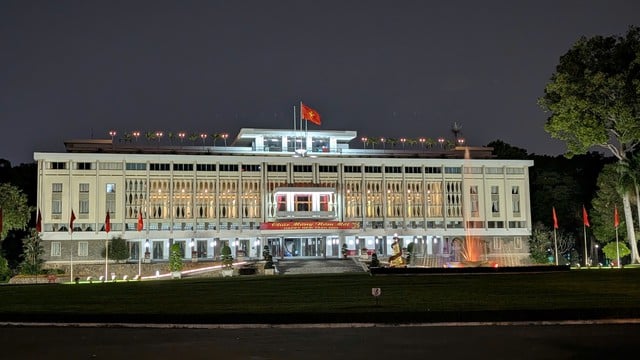 Gallery - Ho Chi Minh City is a kaleidoscope of colors when night falls. - image 4