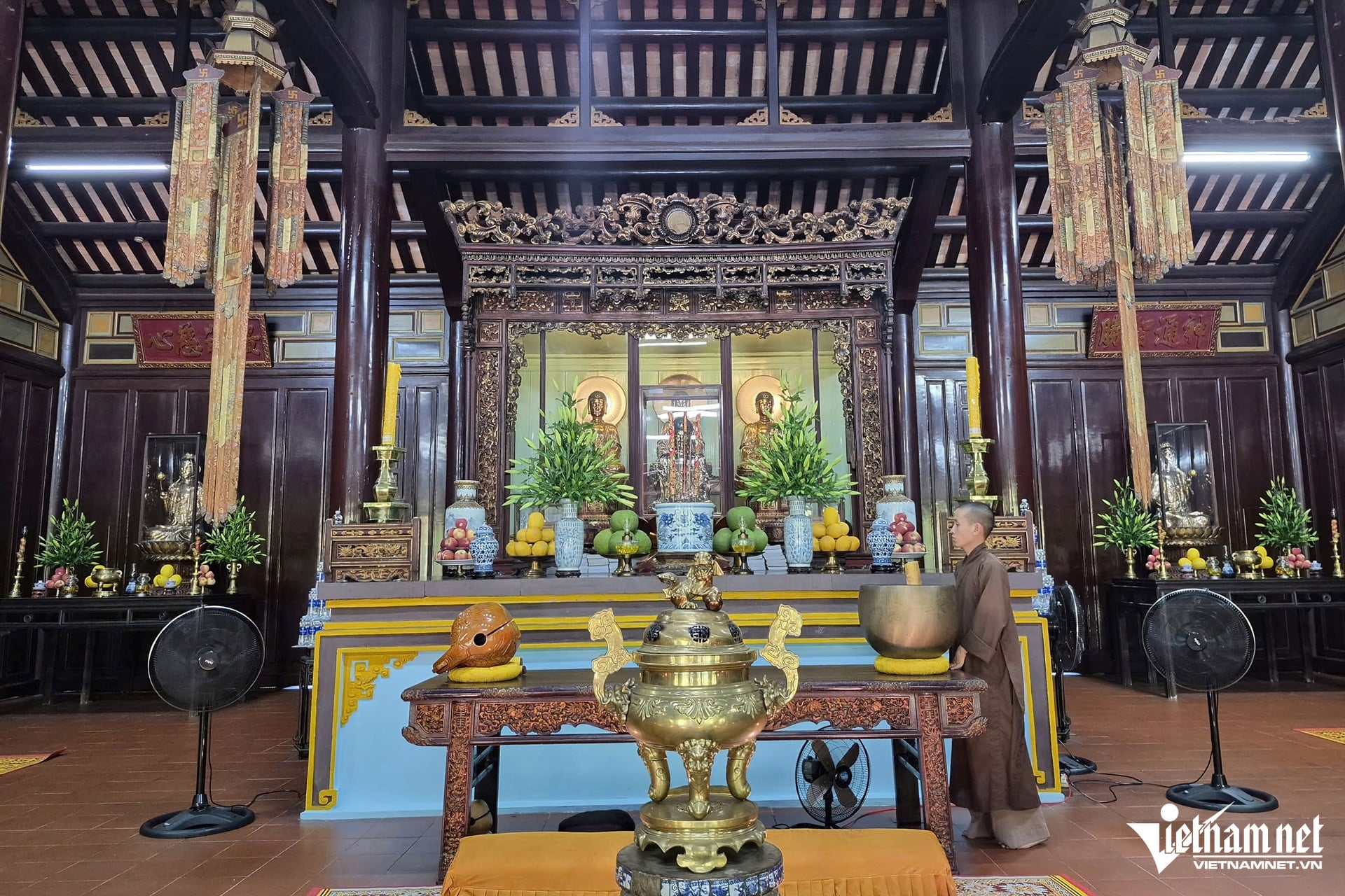 Gallery - Discover Hue's most famous 425-year-old temple, home to two national treasures. - image 8