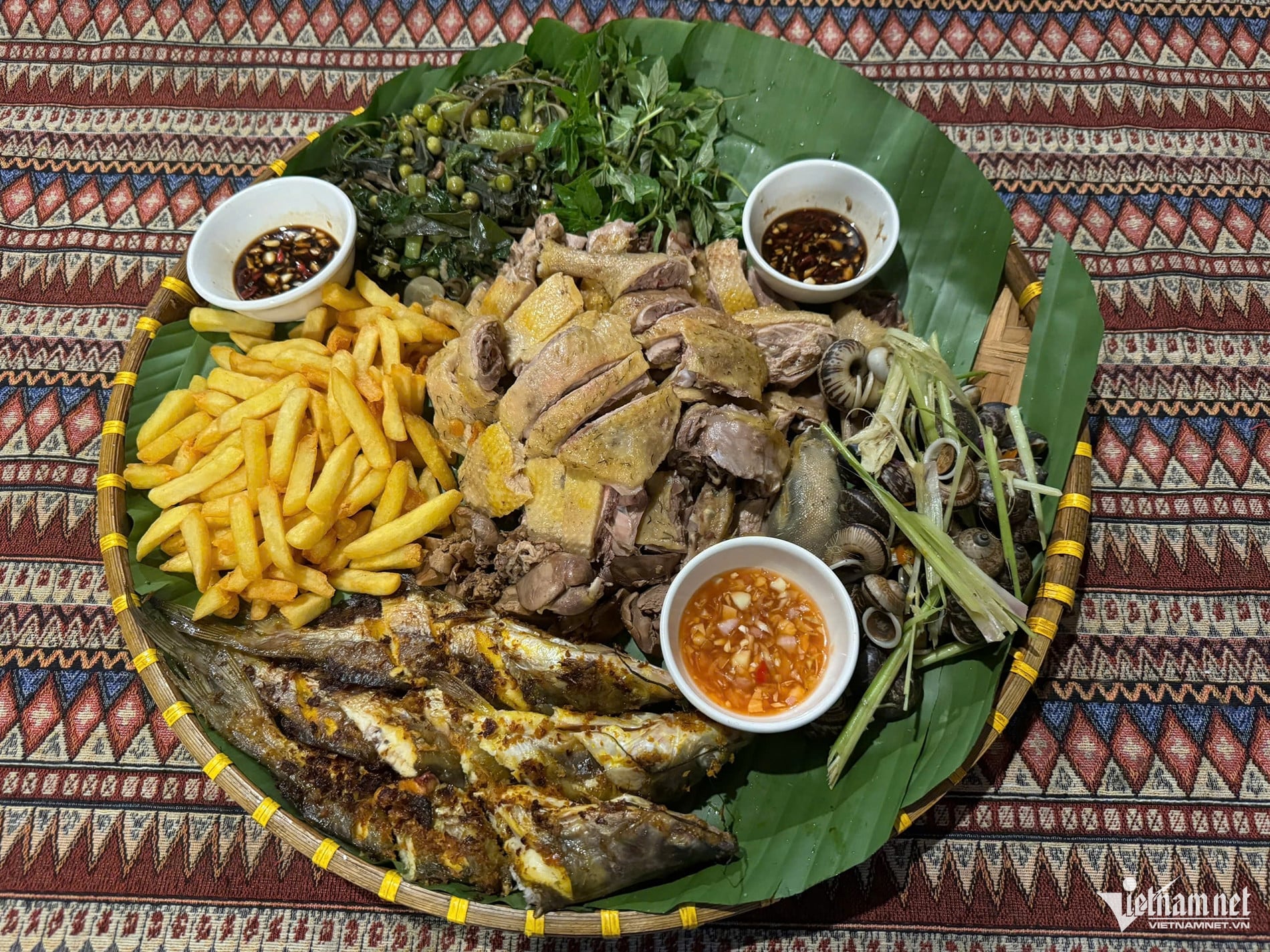Gallery - A unique feast with many specialties from Phu Tho, enough to feed 6-7 people, with some dishes that are 'selective' in terms of who should try them. - image 3