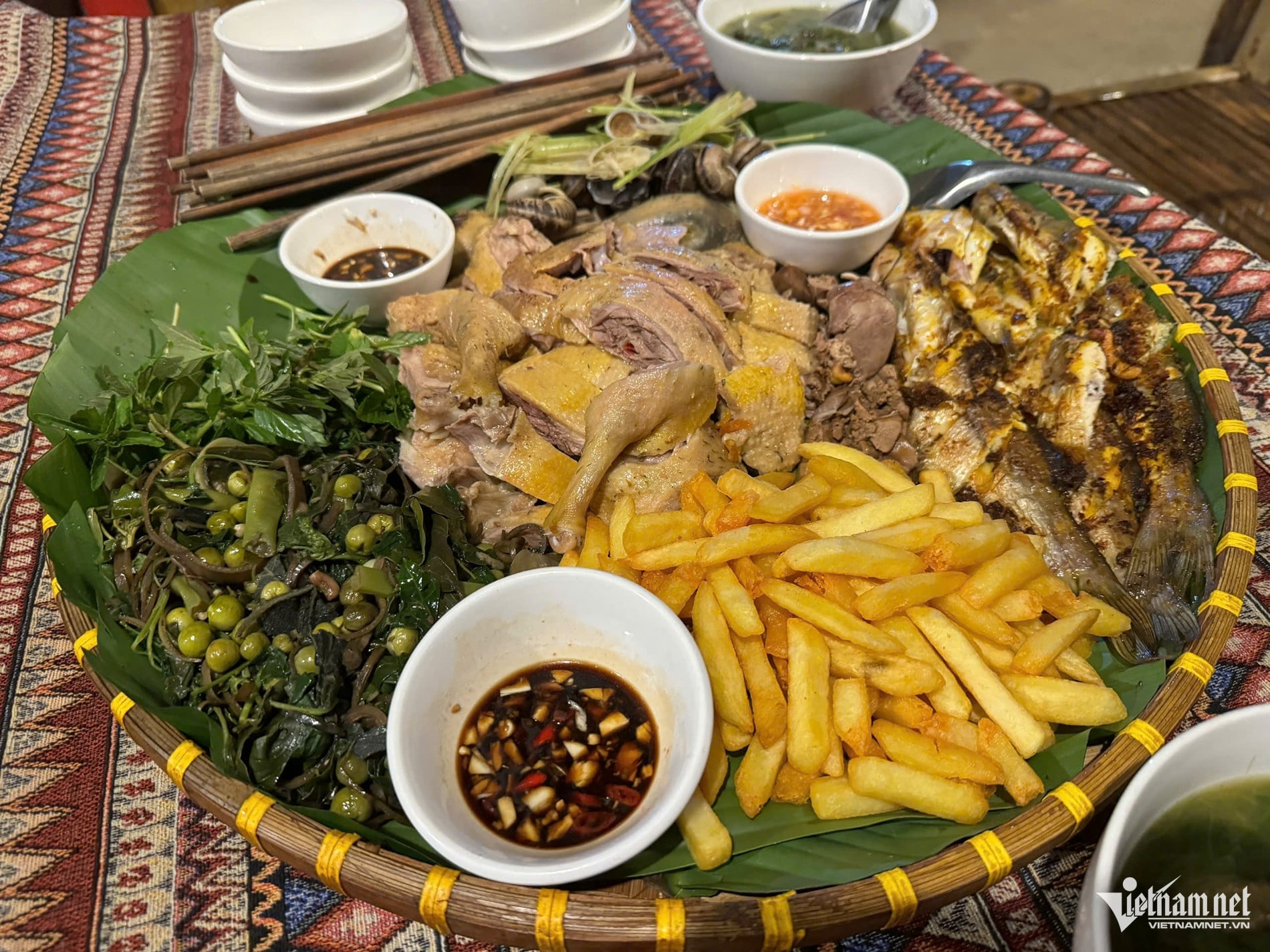 Gallery - A unique feast with many specialties from Phu Tho, enough to feed 6-7 people, with some dishes that are 'selective' in terms of who should try them. - image 7