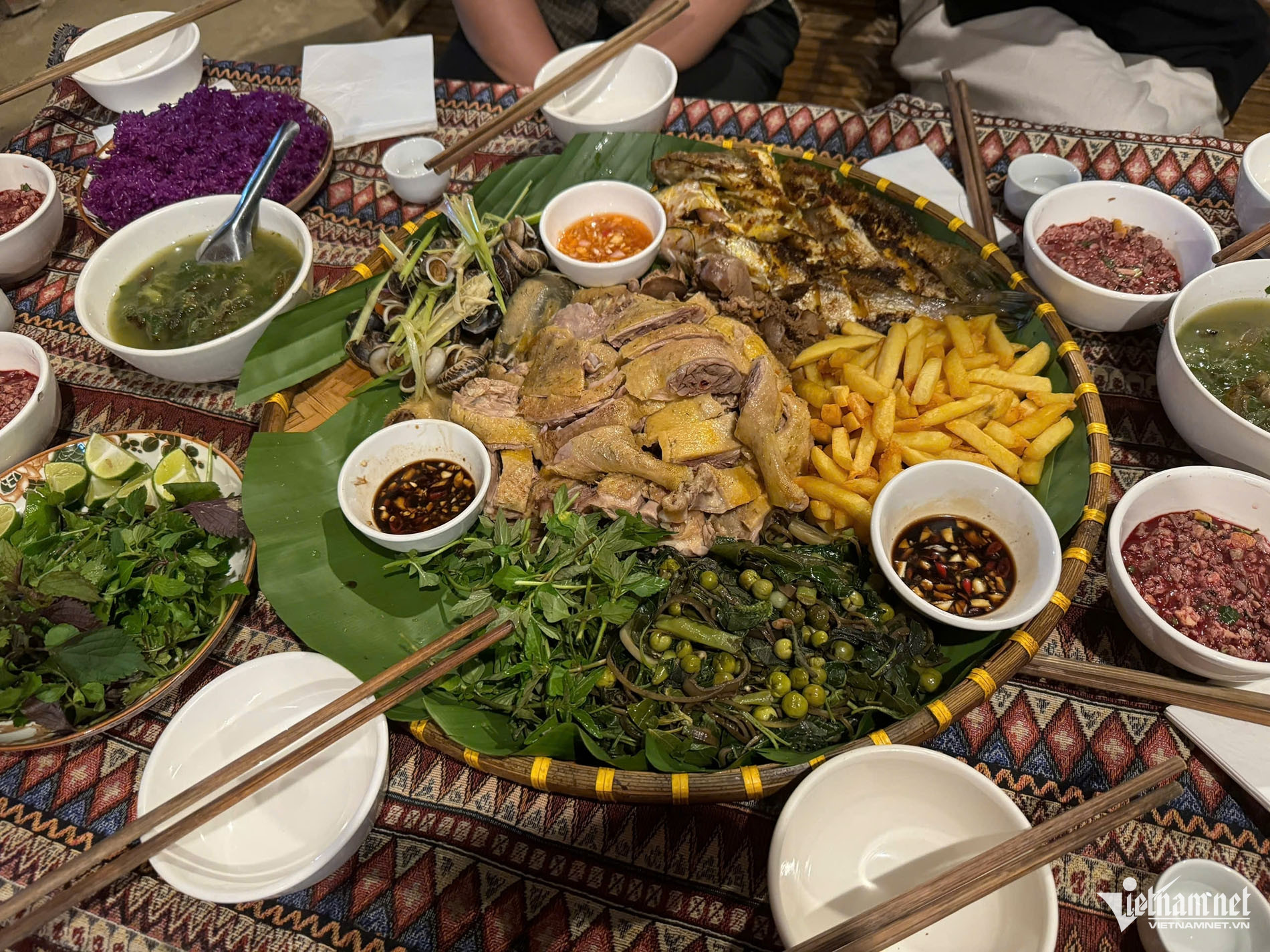 Gallery - A unique feast with many specialties from Phu Tho, enough to feed 6-7 people, with some dishes that are 'selective' in terms of who should try them. - image 16