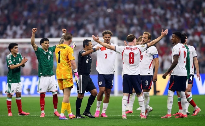 Quansah recibe una tarjeta roja, los jugadores de la reserva de Inglaterra  se enfrentan violentamente con México: imágenes no vistas en televisión.