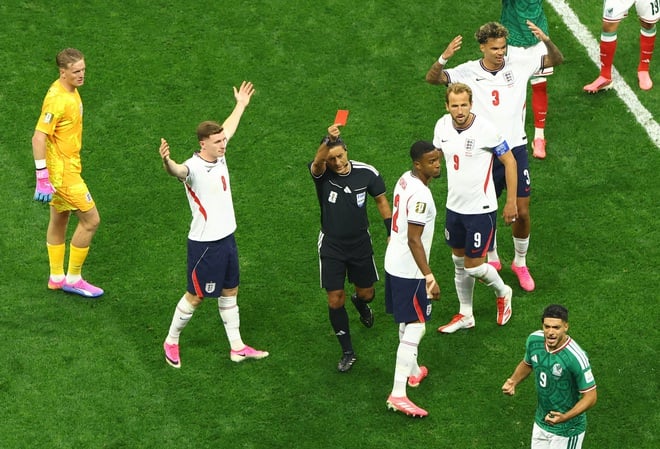 Quansah recibe una tarjeta roja, los jugadores de la reserva de Inglaterra se enfrentan violentamente con México: imágenes no vistas en televisión.