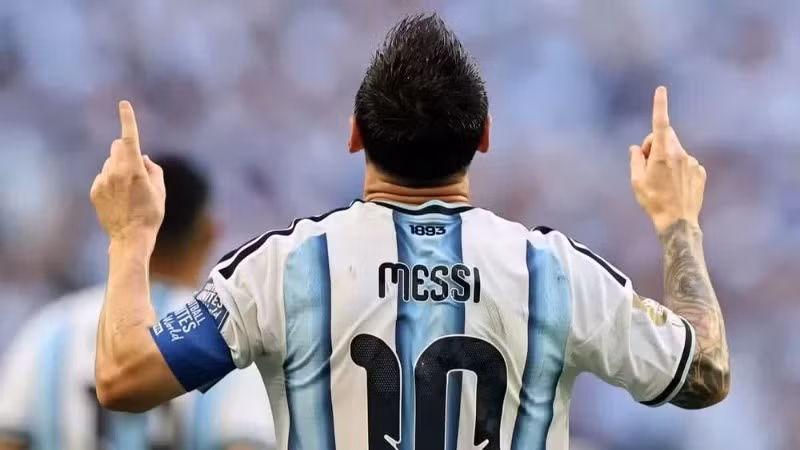Messi marcou o primeiro gol na vitória da Argentina por 3 a 2 sobre Cabo Verde, garantindo a vaga nas oitavas de final. (Foto: FIFA)