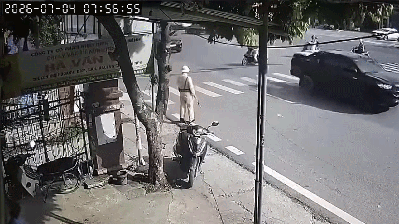 Clip: Hai xe máy lao nhau ở ngã tư