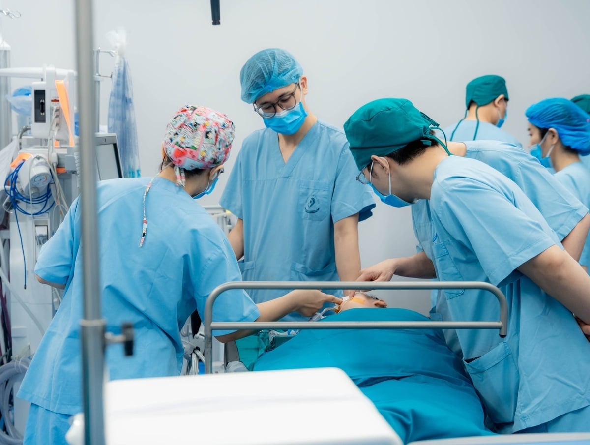 A Hanoi Gyermekkórház elsajátította a cochleáris implantátum műtét technikáját, egy újabb speciális kezelési lehetőséget kínálva a halláskárosodásban szenvedő gyermekek számára. Fotó: Hanoi Gyermekkórház. Bệnh viện Nhi Hà Nội làm chủ kỹ thuật cấy điện cực ốc tai điện tử, bổ sung thêm địa chỉ điều trị chuyên sâu cho trẻ em bị điếc. Ảnh: BVNHN.