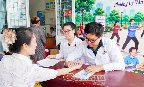 De Hoa Minh Multi-Specialty Clinic werkt samen met anderen om de gezondheid van de bevolking te bevo