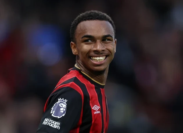 Eli Junior Kroupi com a camisa do Bournemouth, demonstrando sua precisão nas finalizações.