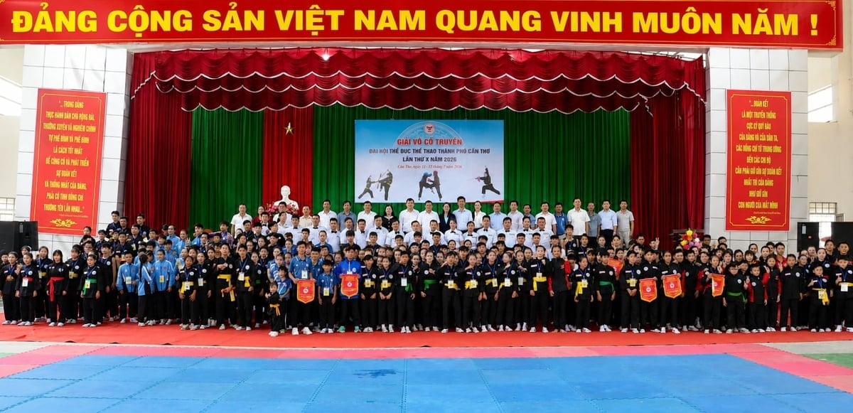 Lãnh đạo và các đoàn vận động viên chụp ảnh lưu niệm tại lễ khai mạc môn Võ cổ truyền. Ảnh: Văn Vũ.