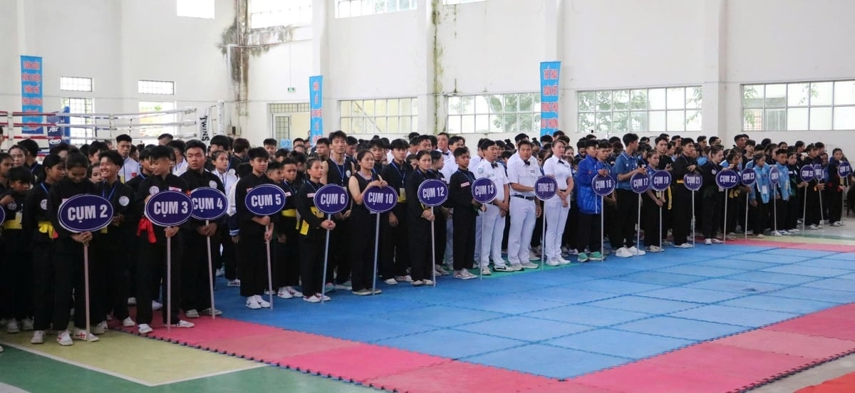 Các đoàn vận động viên tham dự lễ khai mạc môn Võ cổ truyền Đại hội Thể dục thể thao TP Cần Thơ. Ảnh: Văn Vũ.