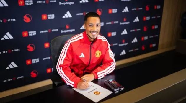 Youri Tielemans estava radiante em sua estreia pelo Manchester United.
