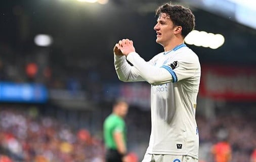 Christos Tzolis com a camisa do Club Brugge antes de se transferir para o Arsenal.