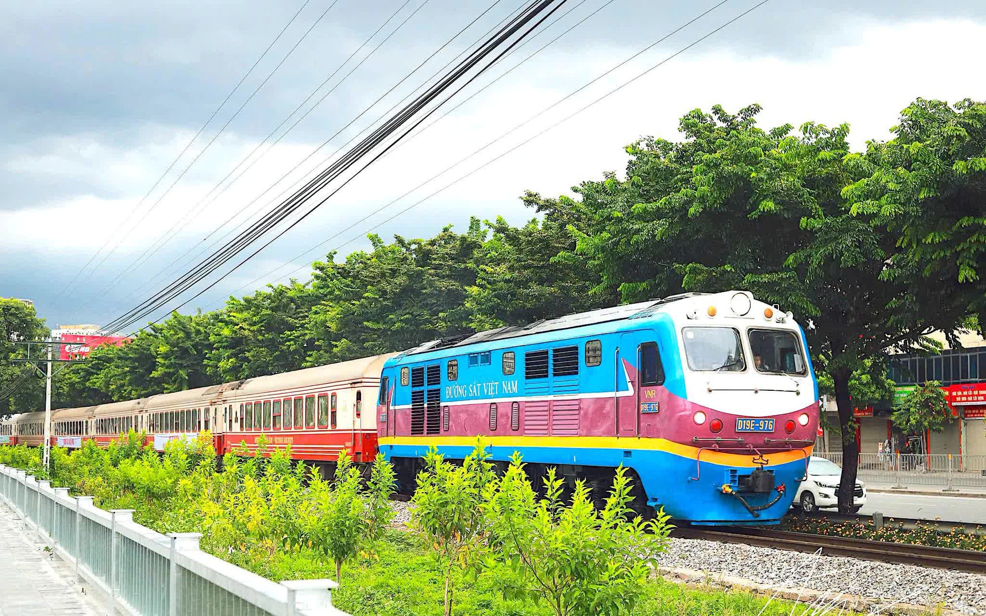 路上に忘れ去られていた絵画が、思いがけず44億ベトナムドン以上の価値