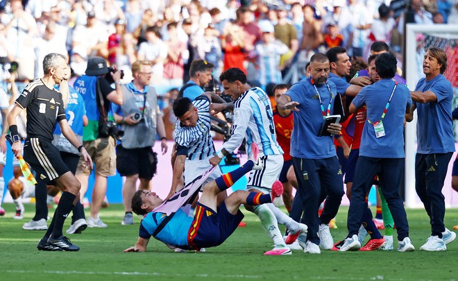 Tras una amarga derrota ante España en la final, los jugadores argentinos protagonizaron una pelea.