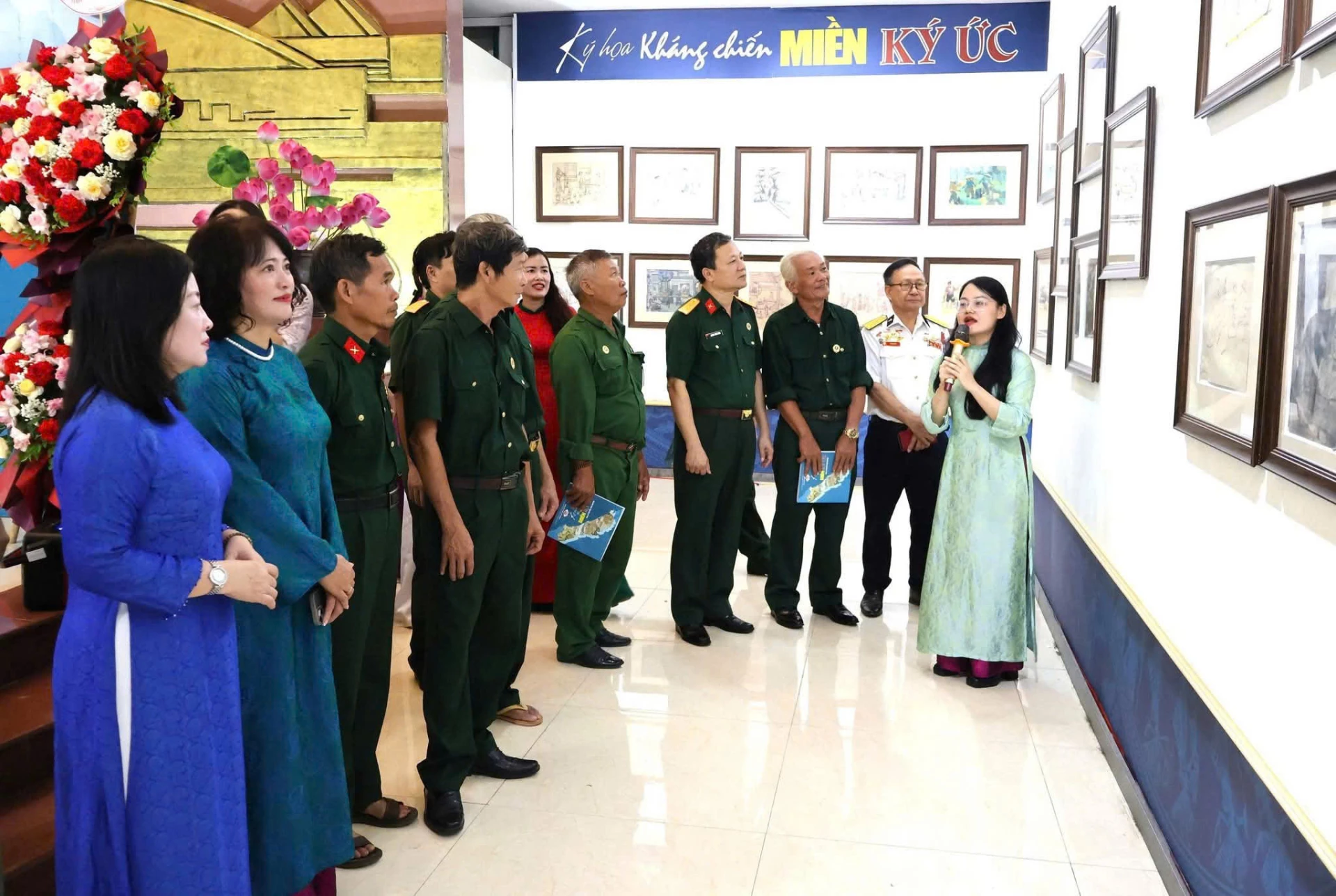 Đông đảo người dân đến tham quan, tìm hiểu các hiện vật, hình ảnh và tư liệu tại Bảo tàng tỉnh Quảng Trị - Ảnh: Đ.N