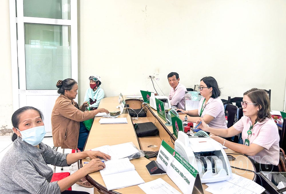 People conducting transactions at the Social Policy Bank branch in Phu Tuc commune.