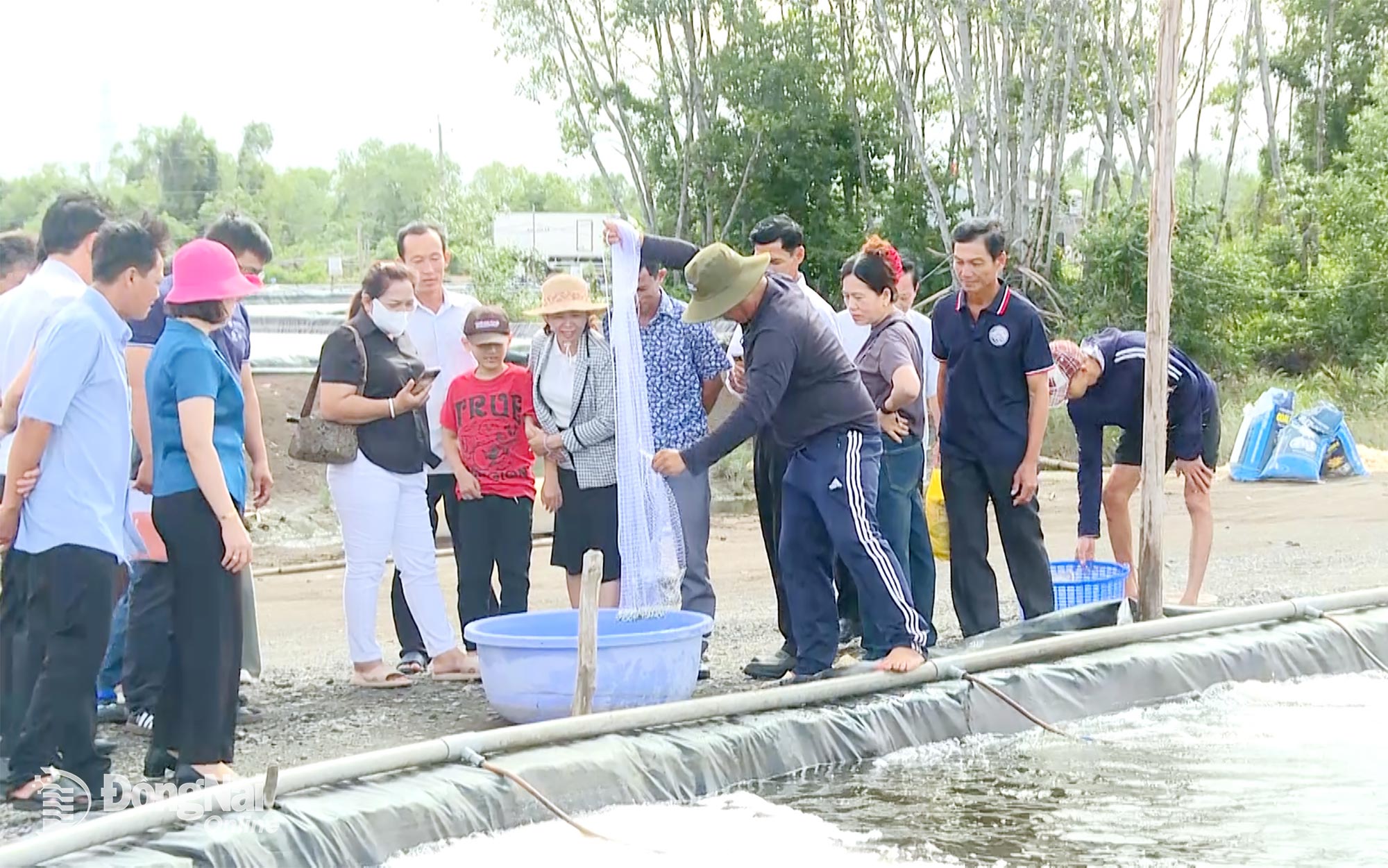 Đoàn công tác Hội Nông dân thành phố Cần Thơ tham quan mô hình nuôi tôm ở xã Phước An, thành phố Đồng Nai. Ảnh: Văn Đoàn

