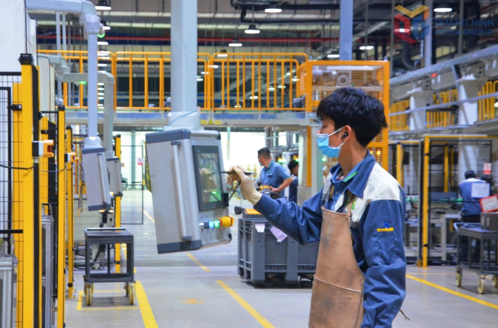 Des techniciens exploitent des systèmes de machines modernes à l'usine solaire Jinko (parc industriel de Song Khoai, quartier de Hiep Hoa).